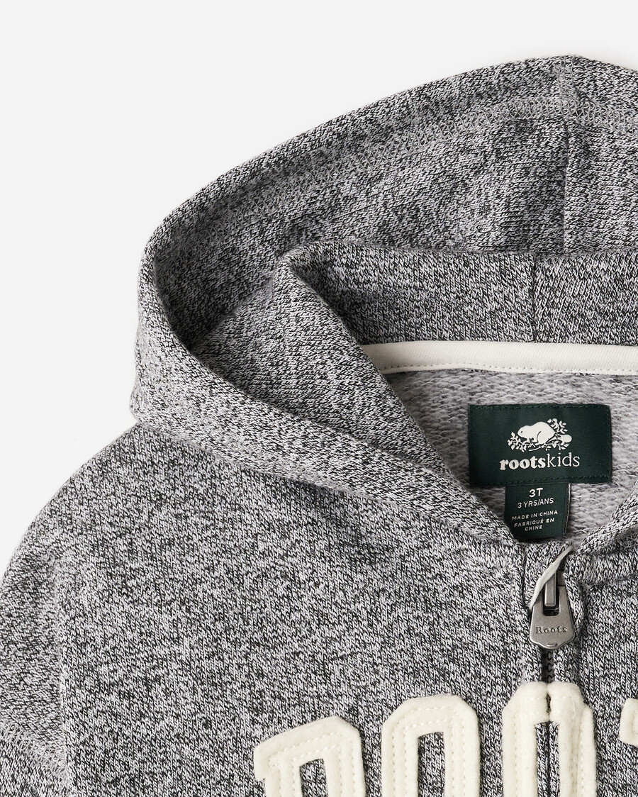 kleinkind-kapuzenjacke mit wurzelapplikation und durchgehendem reißverschluss